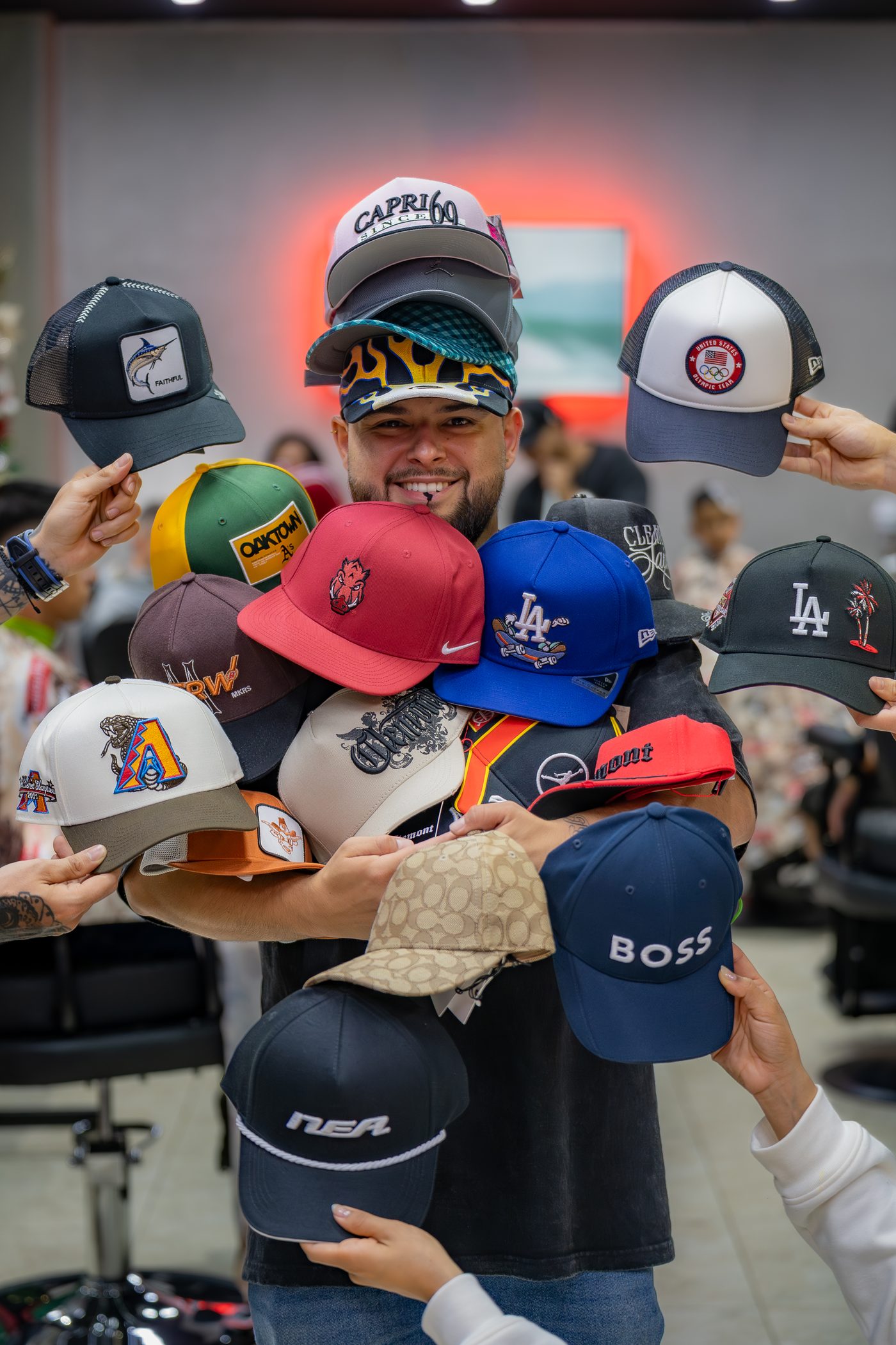 Colección de gorras en Capital Barber Shop
